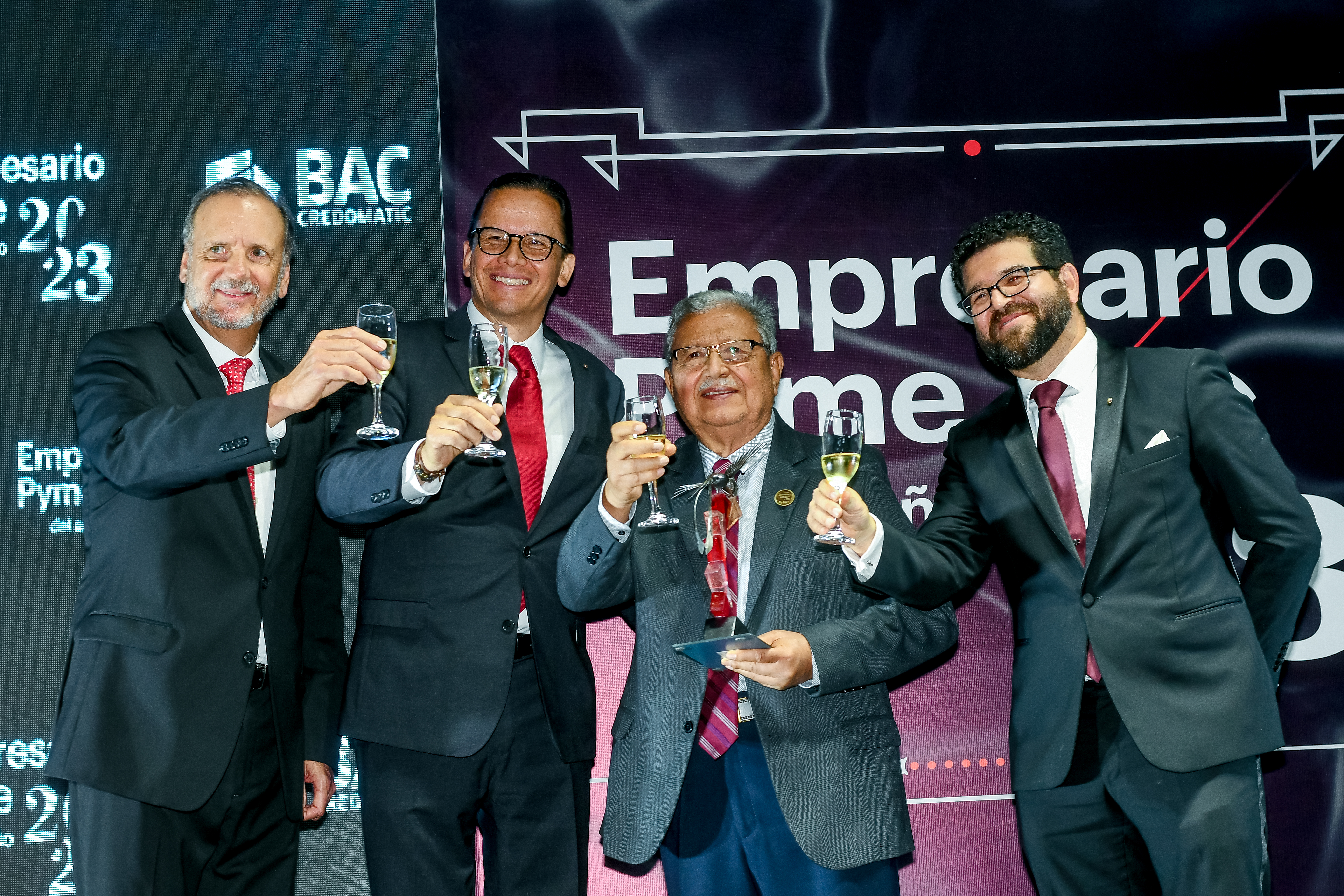 El doctor Edgar Barillas, del Hospital Centro Médico de Zacapa, recibe el galardón Empresario PYME del Año 2023, por parte de la gerencia general de BAC Credomatic. Foto Prensa Libre: Sergio Muñoz