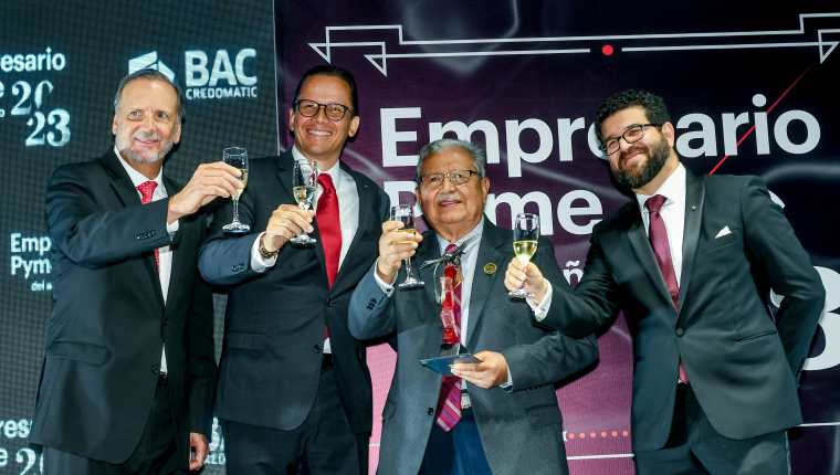 El doctor Edgar Barillas, del Hospital Centro Médico de Zacapa, recibe el galardón Empresario PYME del Año 2023, por parte de la gerencia general de BAC Credomatic. Foto Prensa Libre: Sergio Muñoz