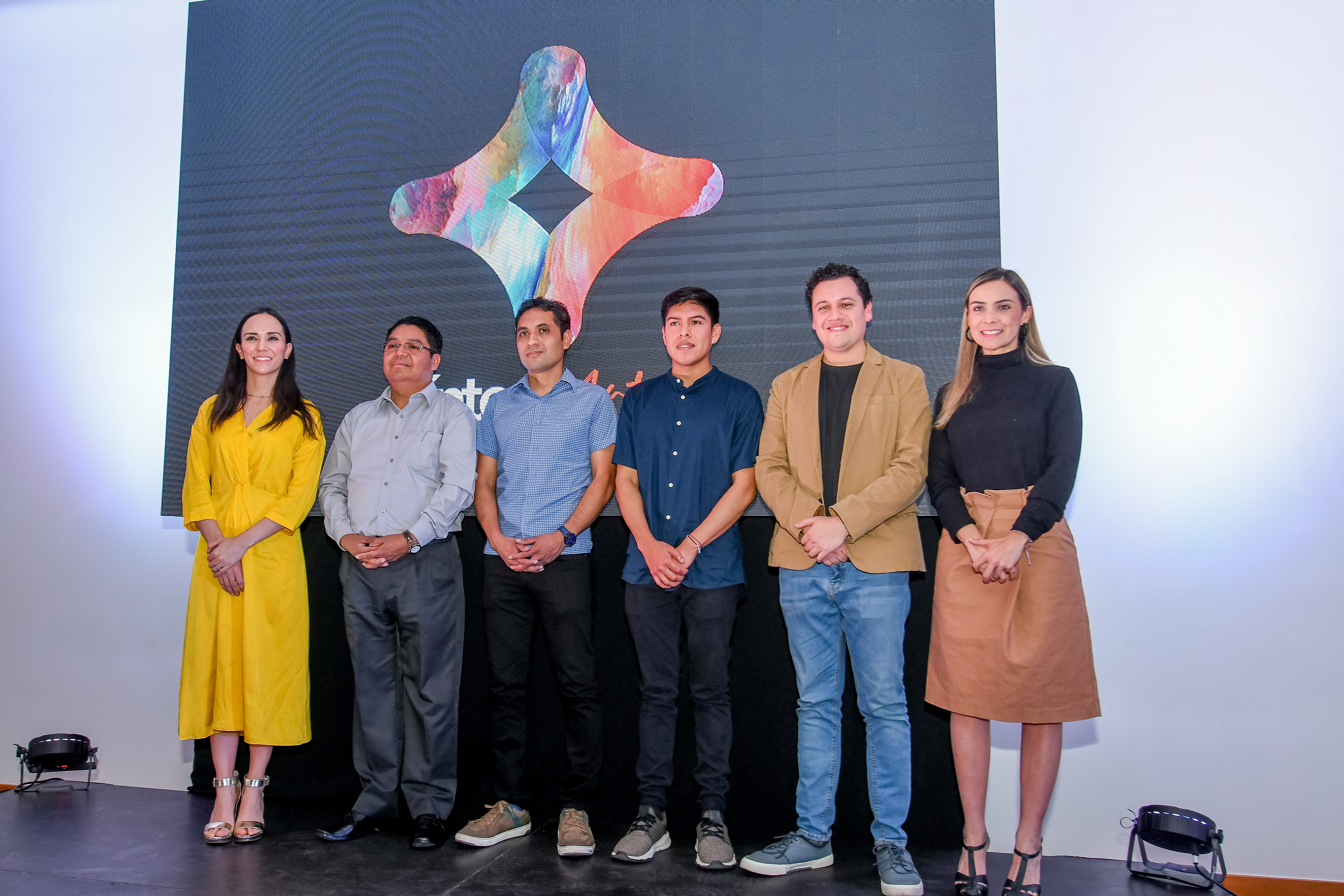 María Alejandra Rivas, directora de Mercadeo de Íntegro, los gandores Paulino Pichiyá, Frank Santos, Pablo Pirir y Pedro Monroy; y Tatiana Cano, gerente de Mercadeo de Íntegro. Foto Prensa Libre: Sergio Muñoz