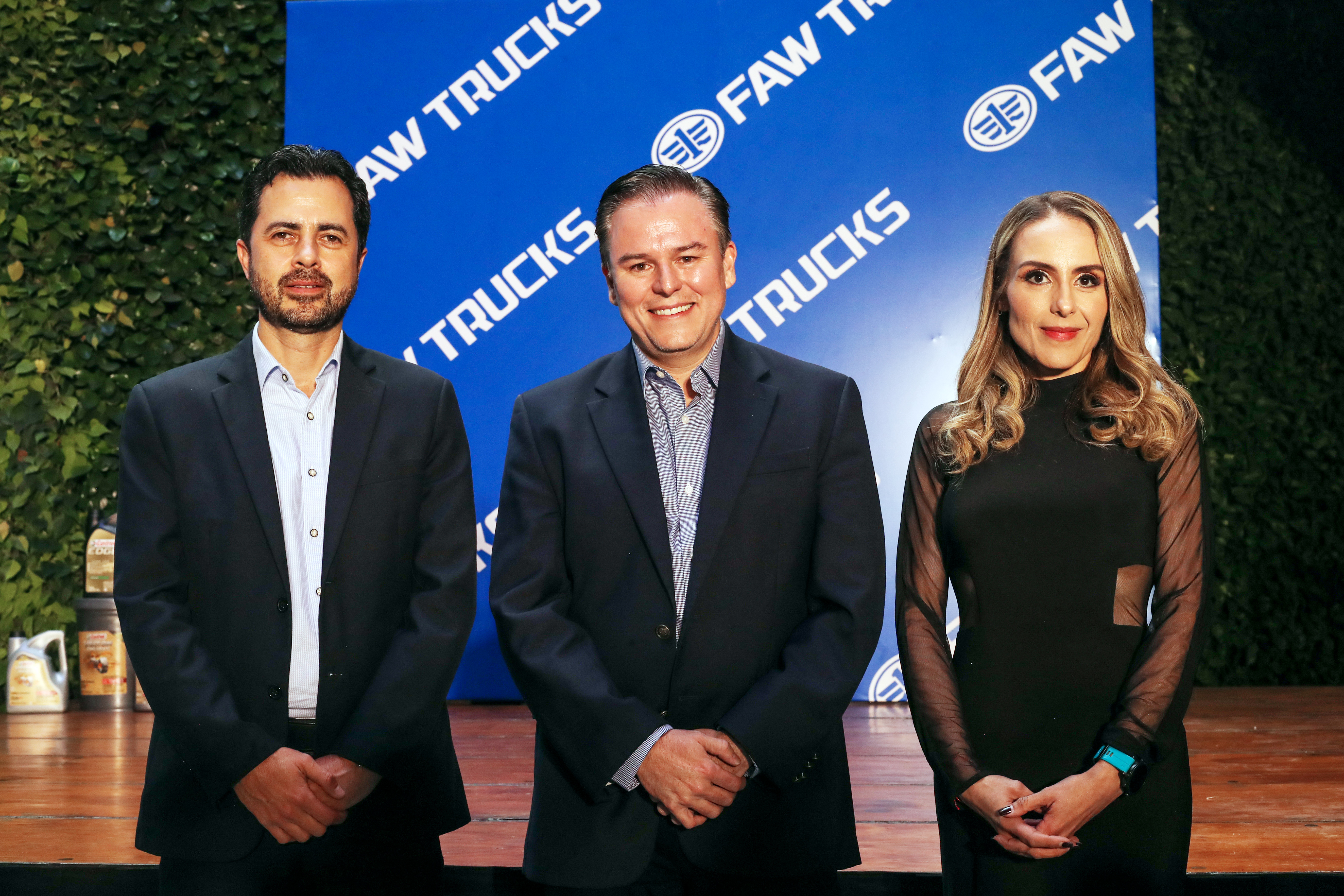 Representantes de FAW Truck y JCN Motors realizaron la presentación. Foto Prensa Libre: Juan Diego González