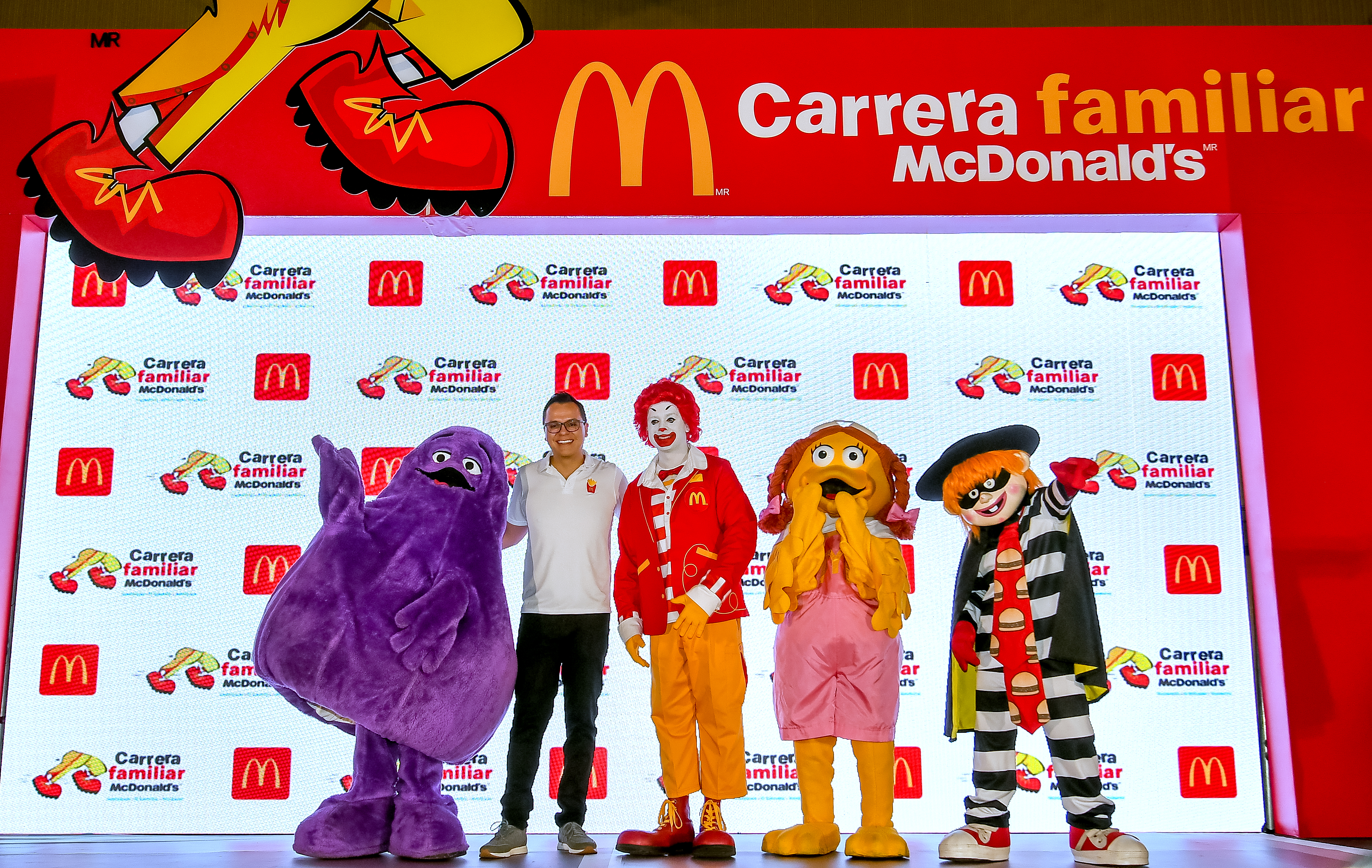 Juan Manuel Rodríguez, gerente de Mercadeo de McDonald's Guatemala, junto a Ronald McDonald y sus amigos, hicieron la presentación de la carrera. Foto Prensa Libre: Sergio Muñoz