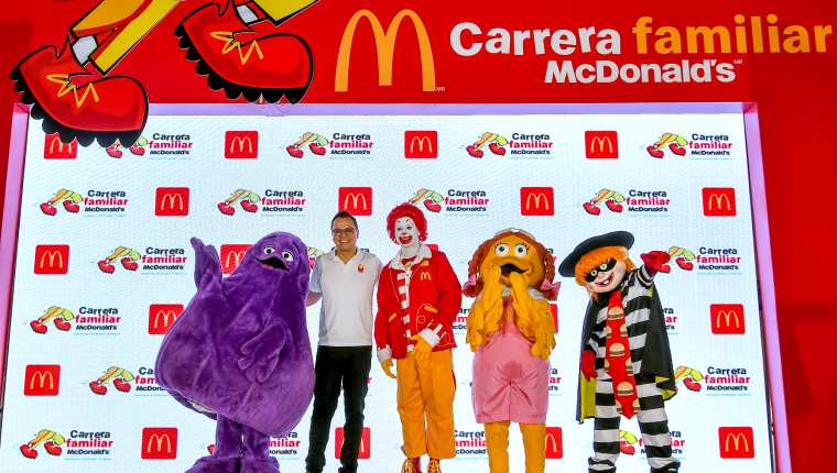 Juan Manuel Rodríguez, gerente de Mercadeo de McDonald's Guatemala, junto a Ronald McDonald y sus amigos, hicieron la presentación de la carrera. Foto Prensa Libre: Sergio Muñoz