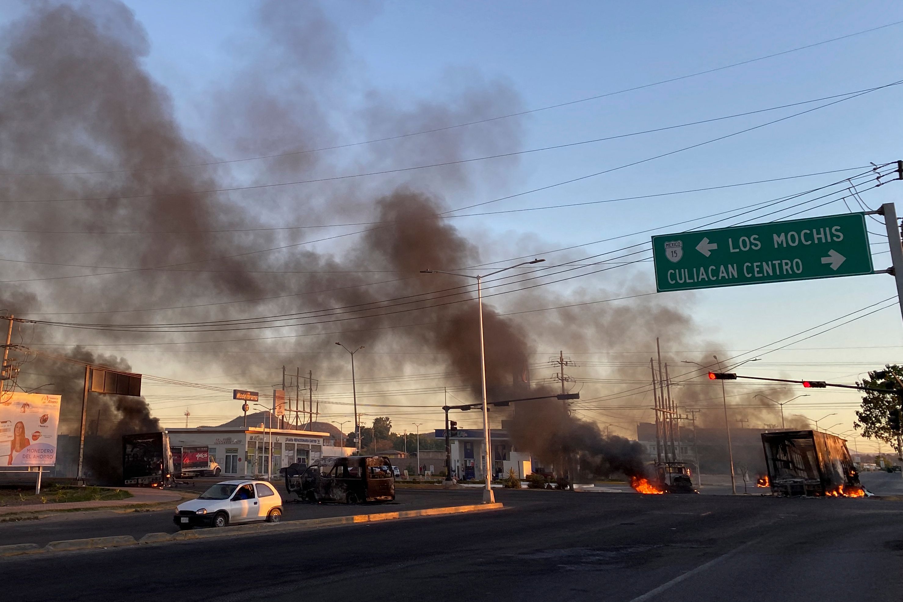 Vehículos en llamas en Culiacán, Sinaloa, luego de la captura de Ovidio Guzmán, hijo de el Chapo Guzmán. (Foto Prensa Libre: AFP)