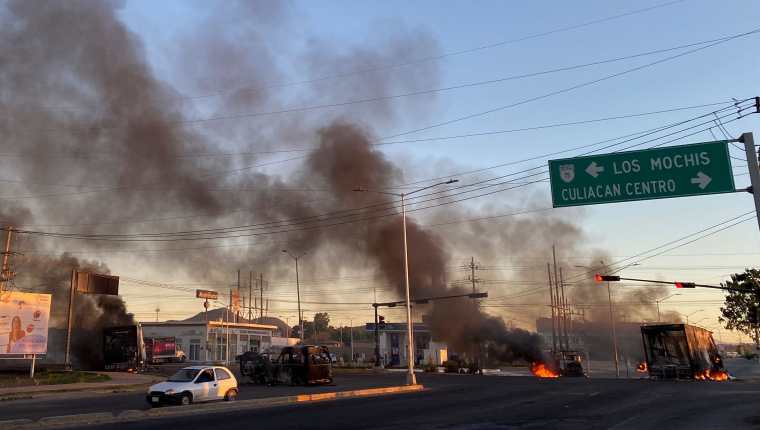 Vehículos en llamas en Culiacán, Sinaloa, luego de la captura de Ovidio Guzmán, hijo de el Chapo Guzmán. (Foto Prensa Libre: AFP)