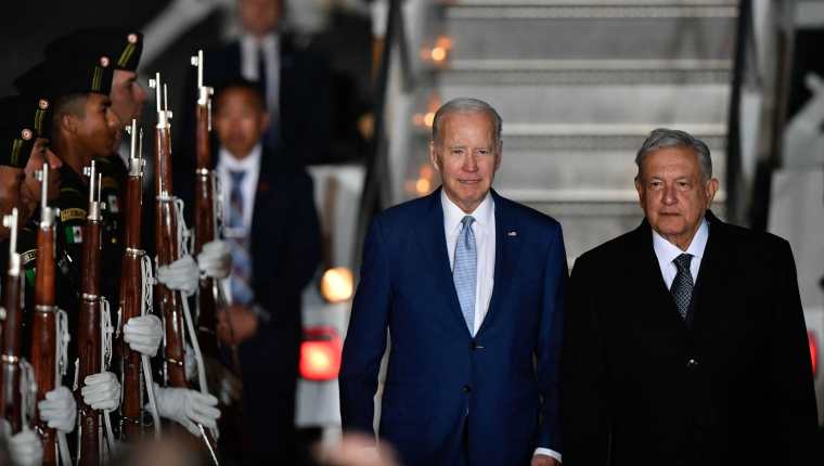 Joe Biden, presidente de Estados Unidos, y Andrés Manuel López Obrador, mandatario de México. (Foto Prensa Libre: AFP)