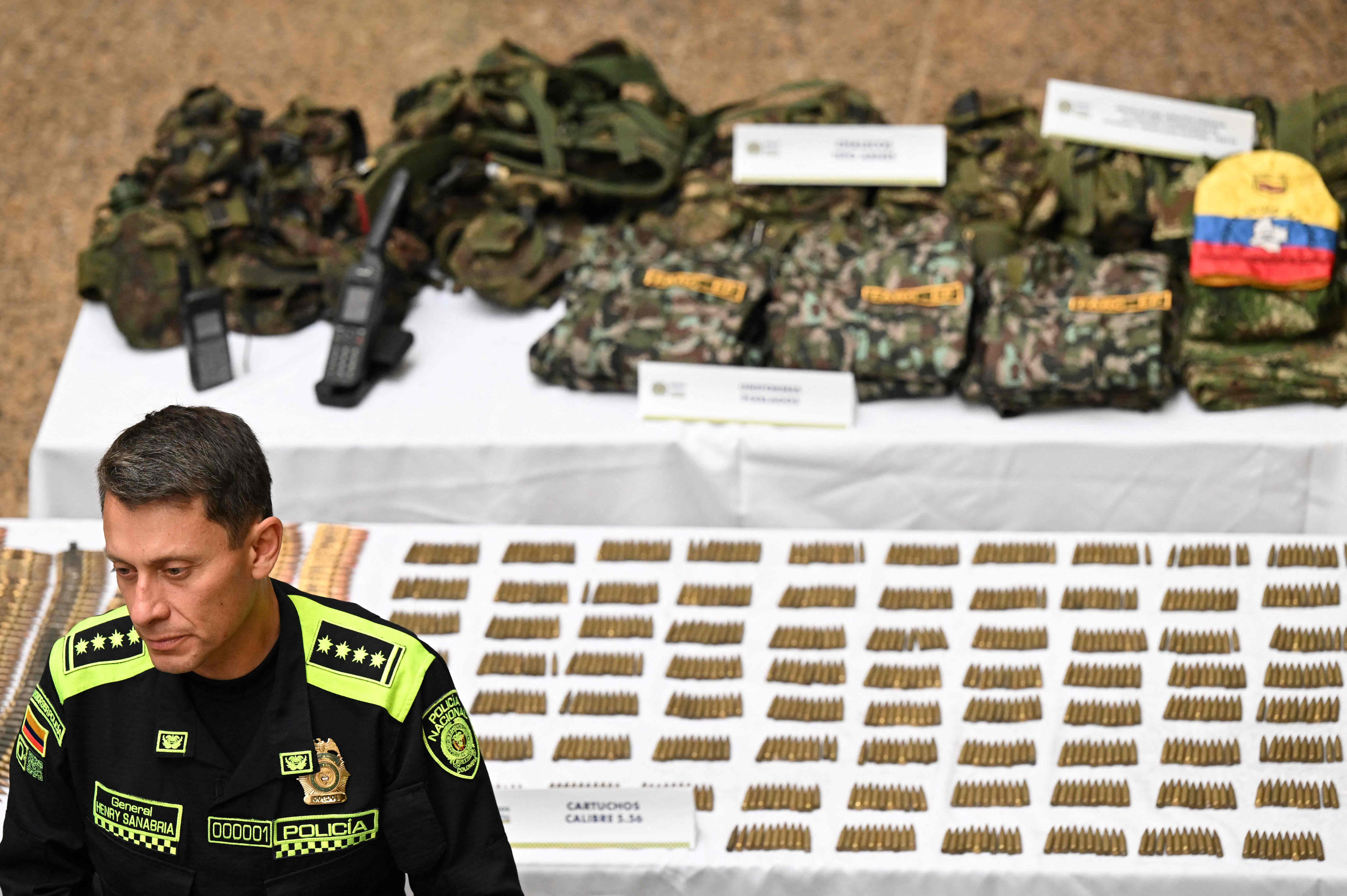 El director general de la Policía Nacional de Colombia, Henry Sanabria, durante un conferencia de prensa luego de incautar arsenal a fuerzas paramilitares. (Foto Prensa Libre: AFP).