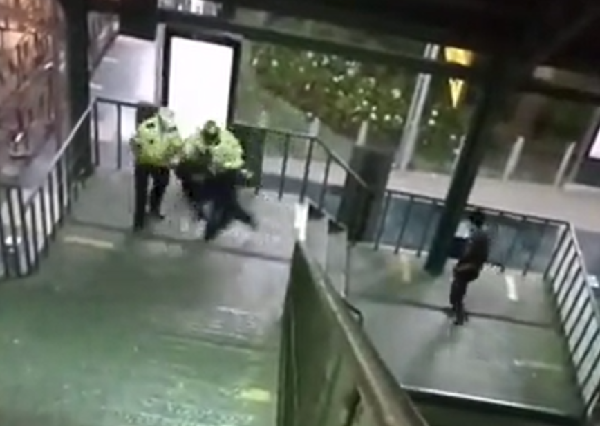 Qué sanción podrían recibir los dos agentes captados en video cuando agredían a una persona en estación del Transmetro