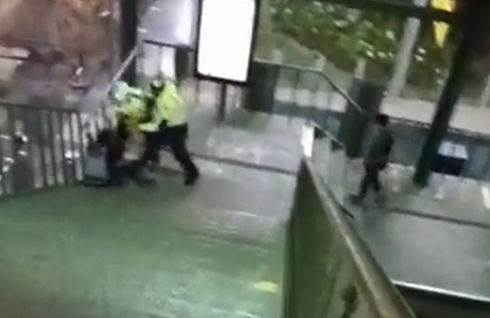 Qué se sabe de la agresión a una persona que quedó grabada en estación del Transmetro y qué dice la municipalidad