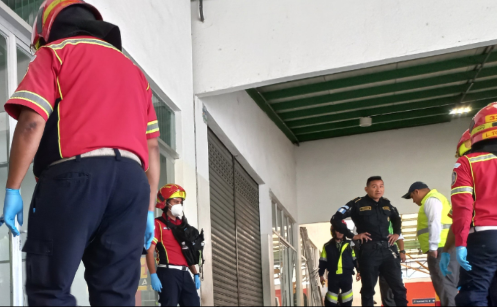 Ataque armado dentro de centro comercial de Villa Nueva deja dos guardias muertos y bomberos informan sobre emergencia