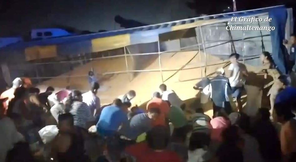 Socorristas y pobladores buscan a personas que quedaron bajo toneladas de maíz en Escuintla. (Foto Prensa Libre: El Gráfico de Chimaltenango)