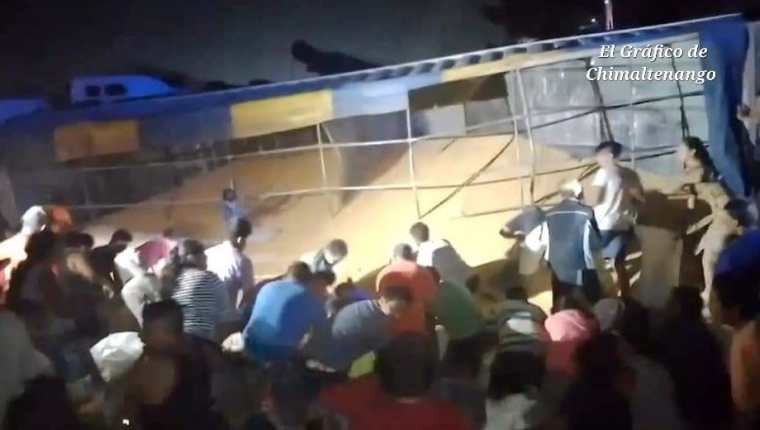 Socorristas y pobladores buscan a personas que quedaron bajo toneladas de maÃ­z en Escuintla. (Foto Prensa Libre: El GrÃ¡fico de Chimaltenango)
