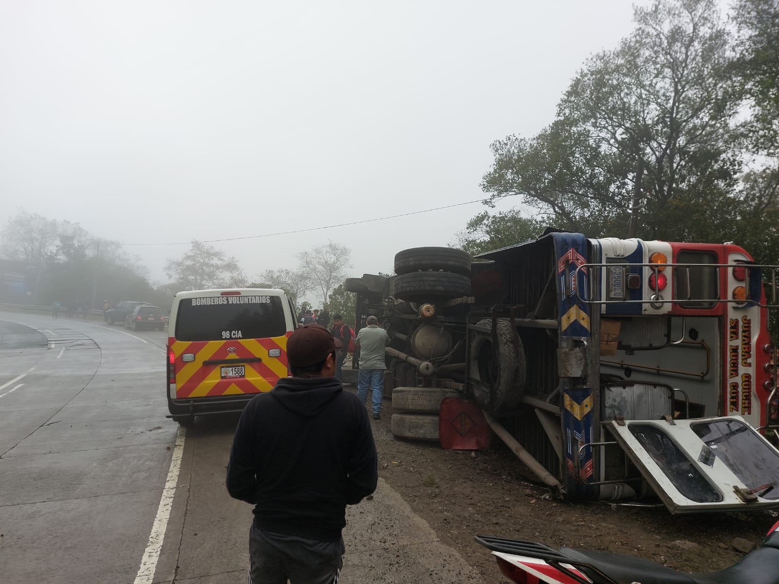 Un autobús volcó en el km 119 de la ruta Interamericana y al menos ocho pasajeros resultaron heridos. (Foto Prensa Libre: Bomberos Voluntarios)