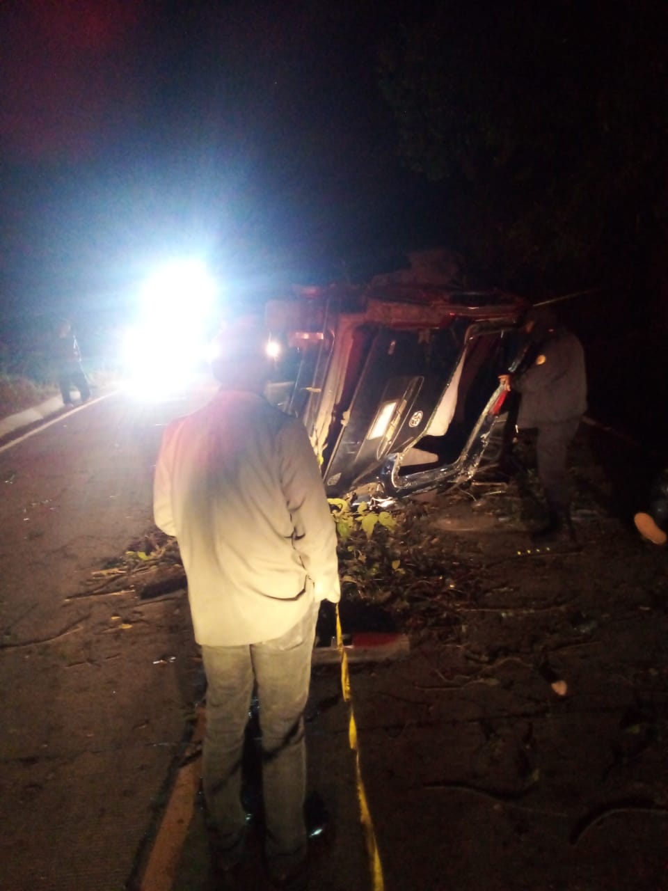 Dos personas murieron y cinco resultaron heridas en la ruta a Santa Clara La Laguna, Sololá. (Foto Prensa Libre: Bomberos Voluntarios)
