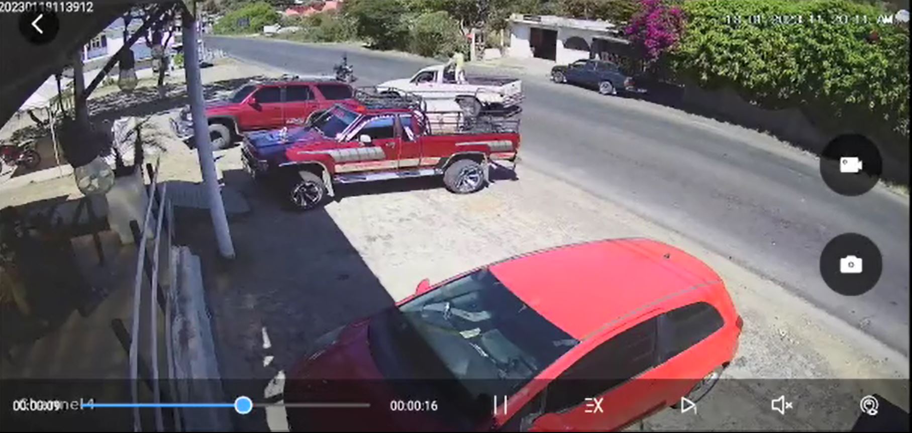 Un video difundido en redes sociales muestra el momento exacto en el que un motorista es arrollado por un bus que viajaba hacia la frontera con México. (Foto Prensa Libre: Captura de pantalla) 