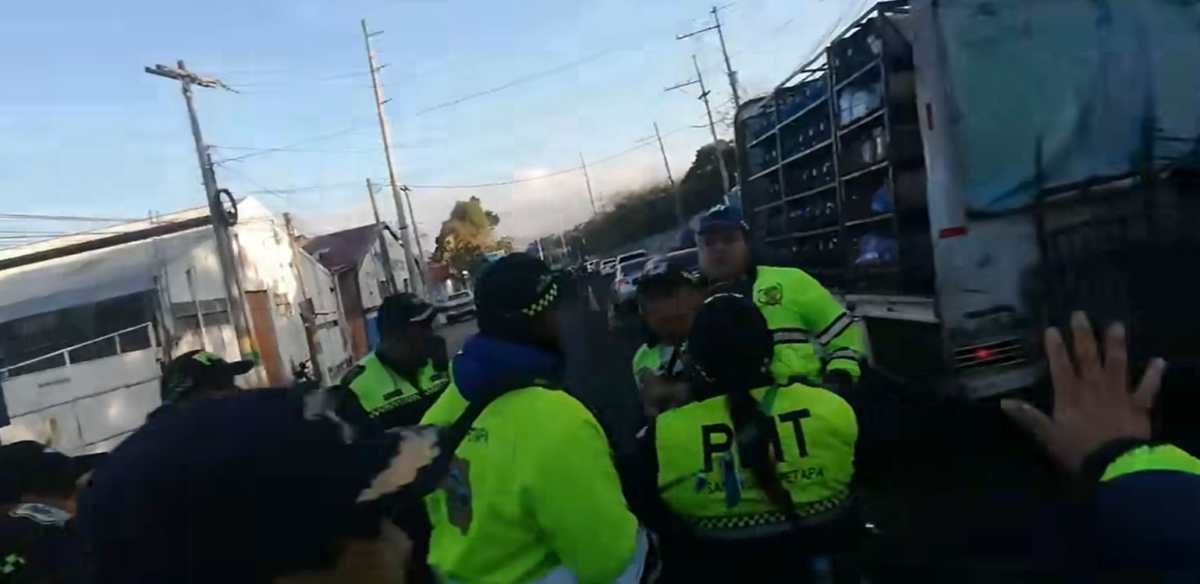 VIDEO: Graban incidente entre agentes de las PMT de Villa Canales y San Miguel Petapa