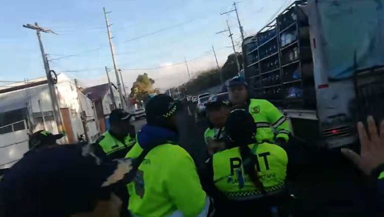 Un enfrentamiento entre agentes de Villa Canales y San Miguel Petapa quedó grabado en video. (Foto Prensa Libre: Facebook PMT Villa Canales)