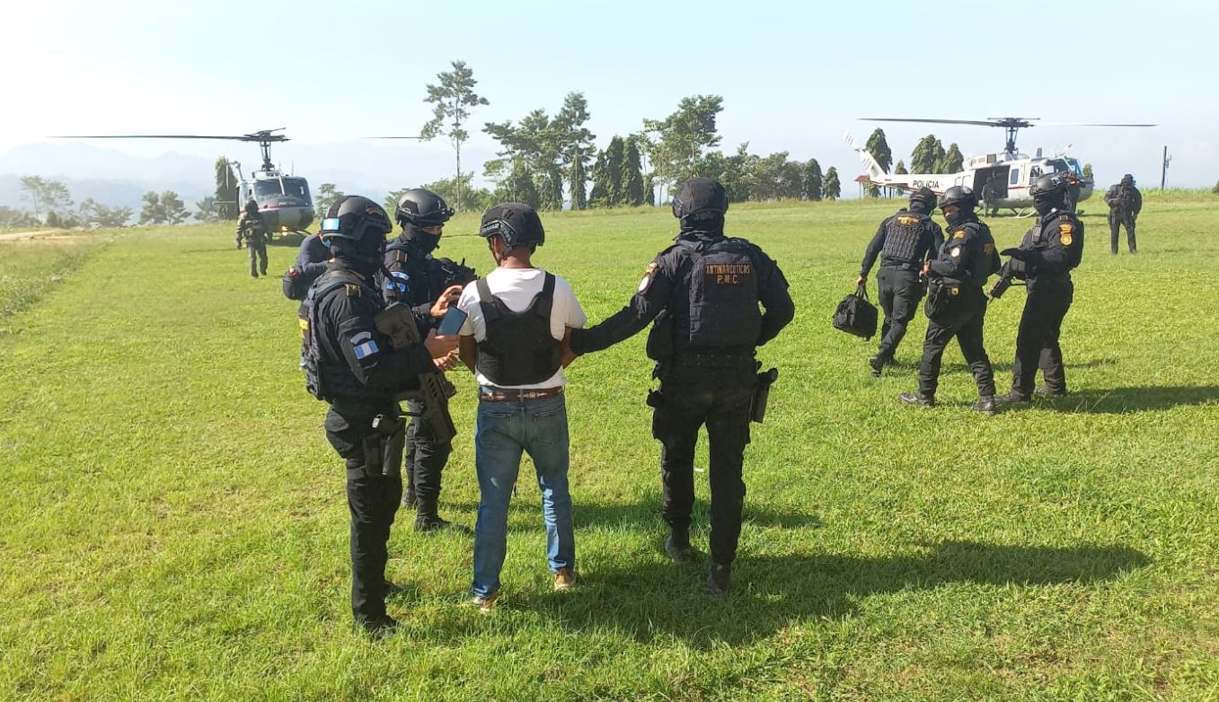 Agentes antinarcóticos de la PNC durante la captura de una supuesto narcotraficante en Izabal. (Foto Prensa Libre: PNC)