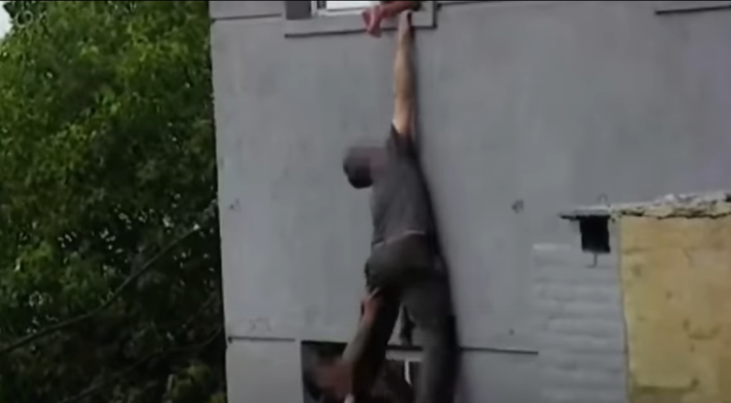 Video: Así fue rescatado un bebé que casi cae desde la ventana de un segundo piso