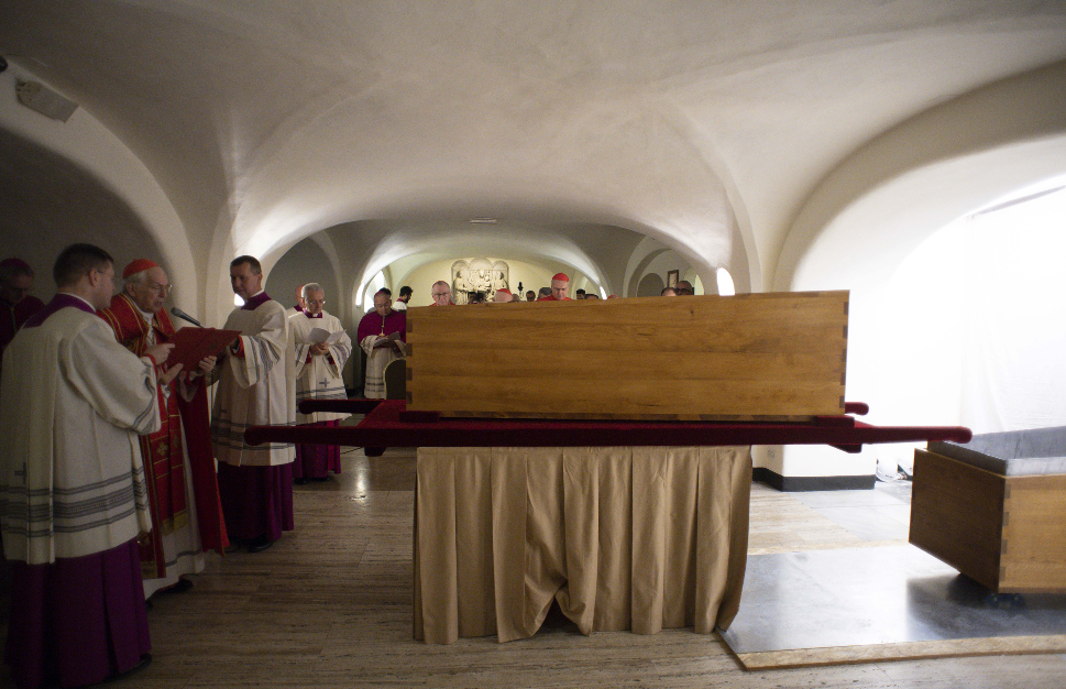 El féretro con los restos mortales del papa emérito Benedicto XVI ha sido enterrado este jueves en la cripta de los papas bajo la basílica de San Pedro. EFE/Vatican News