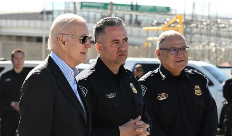 (El presidente Biden, en la frontera sur. Foto Prensa Libre: AFP)