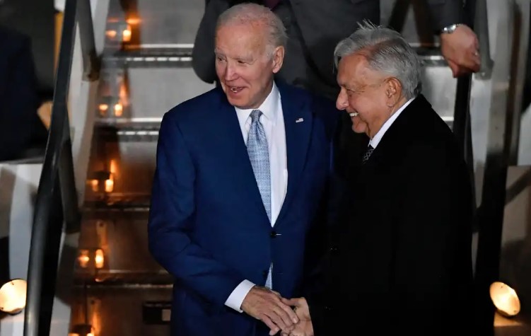 López Obrador (izquierda) recibe a Joe Biden. (Foto Prensa Libre: AFP)