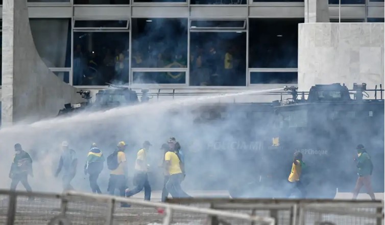 Policía lanza gas lacrimógeno a bosonaristas que tomaron la sede del palacio de gobierno en Planalto, en Brasil. 