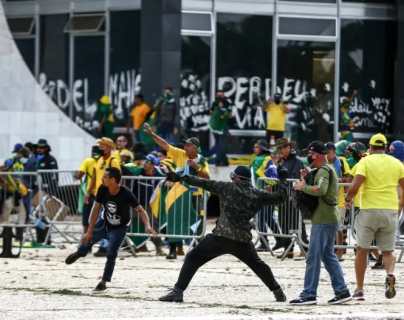 Videos: El momento en que grupos bolsonaristas toman y vandalizan sedes estatales en Brasil