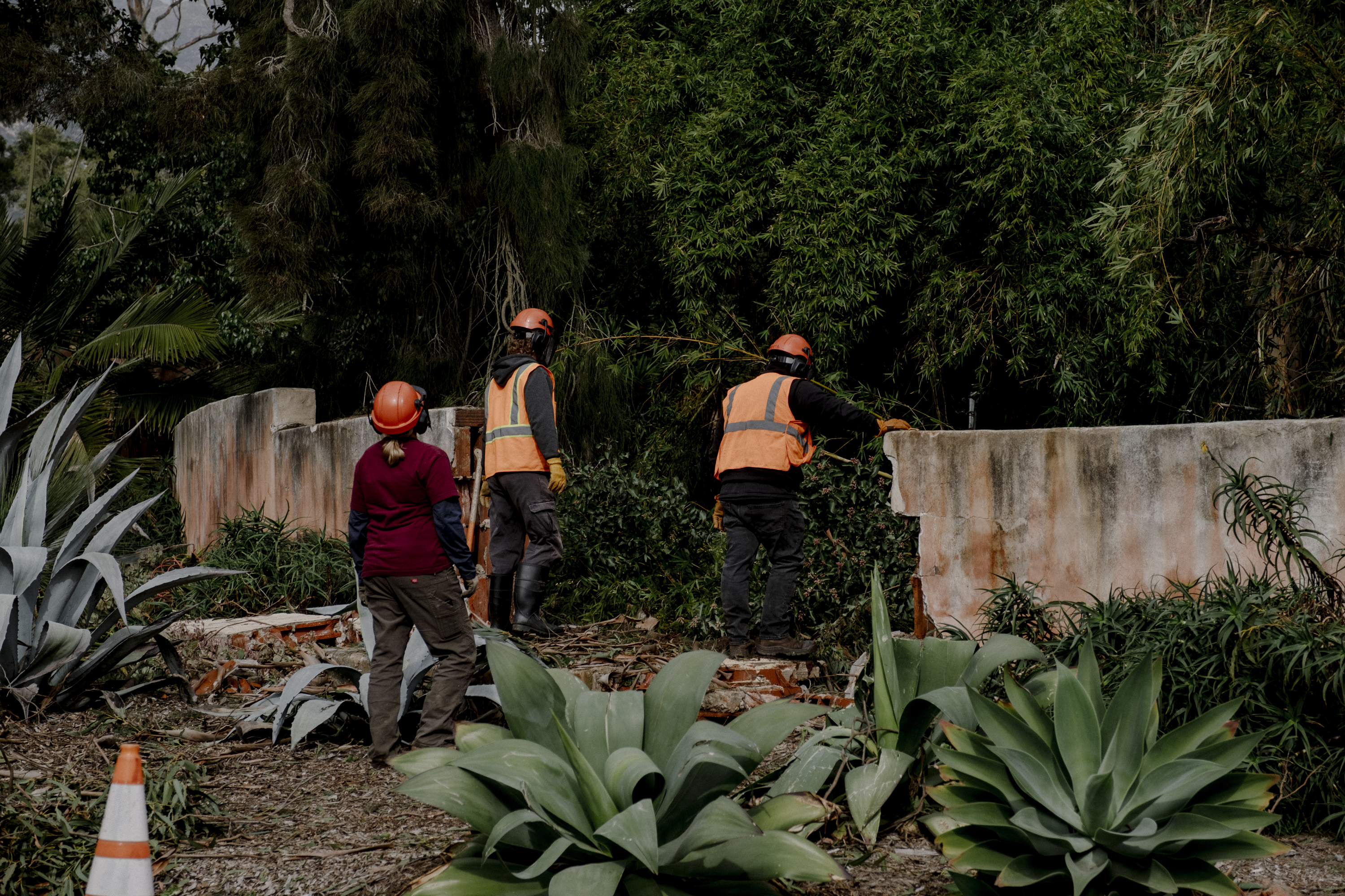 Unos obreros examinan un muro exterior dañado por una tormenta en Montecito, California, el 11 de enero de 2023. (Foto Prensa Libre: Mark Abramson/The New York Times)
