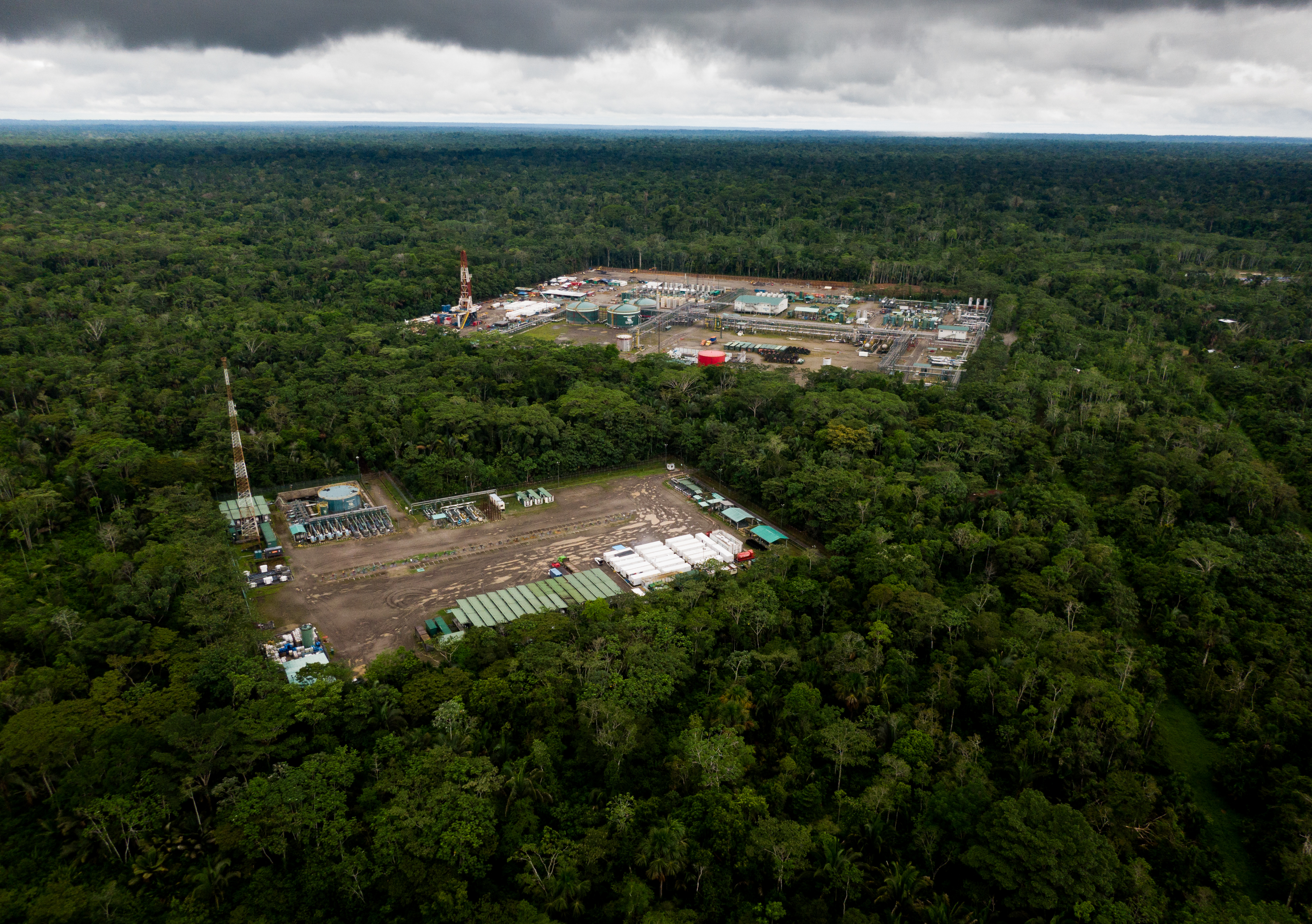 Una refinería de petróleo en la región ecuatoriana de Yasuní, 15 de octubre de 2022. (Foto Prensa Libre: Erin Schaff/The New York Times)