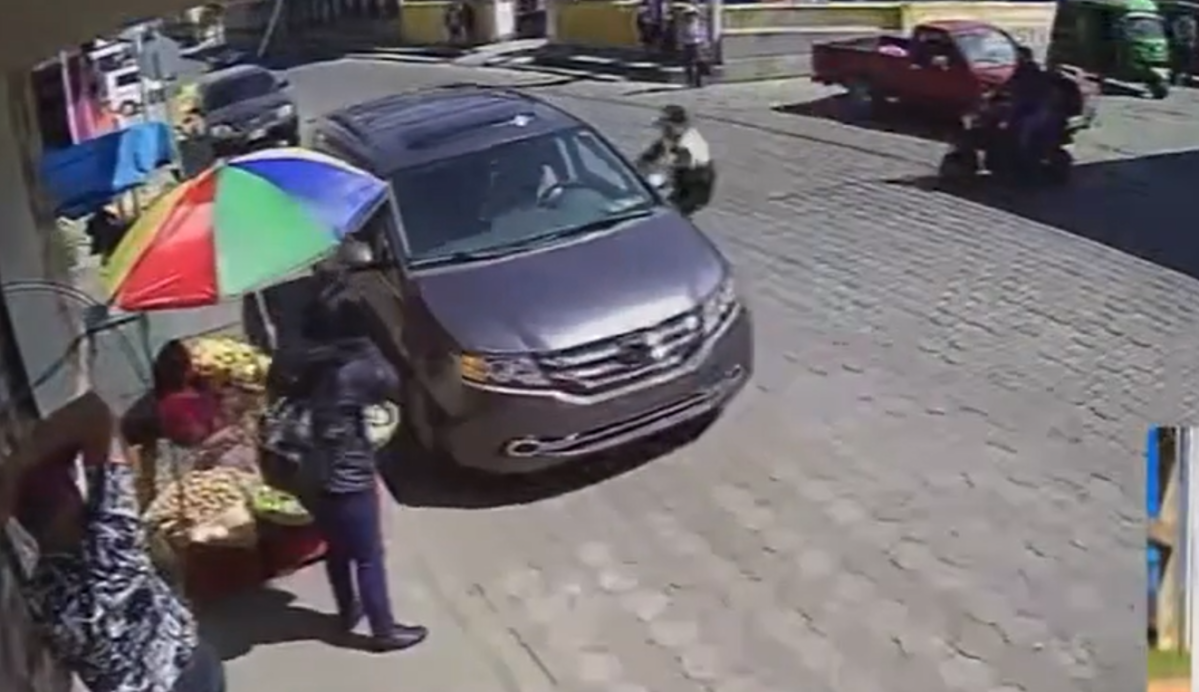 Video: la valiente acción de un agente de la PMT que evitó un accidente de tránsito