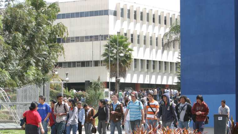 Regresar a clases presenciales en el CUM plantea retos como el hacinamiento y rezago educativo. (Foto Prensa Libre: Hemeroteca PL)