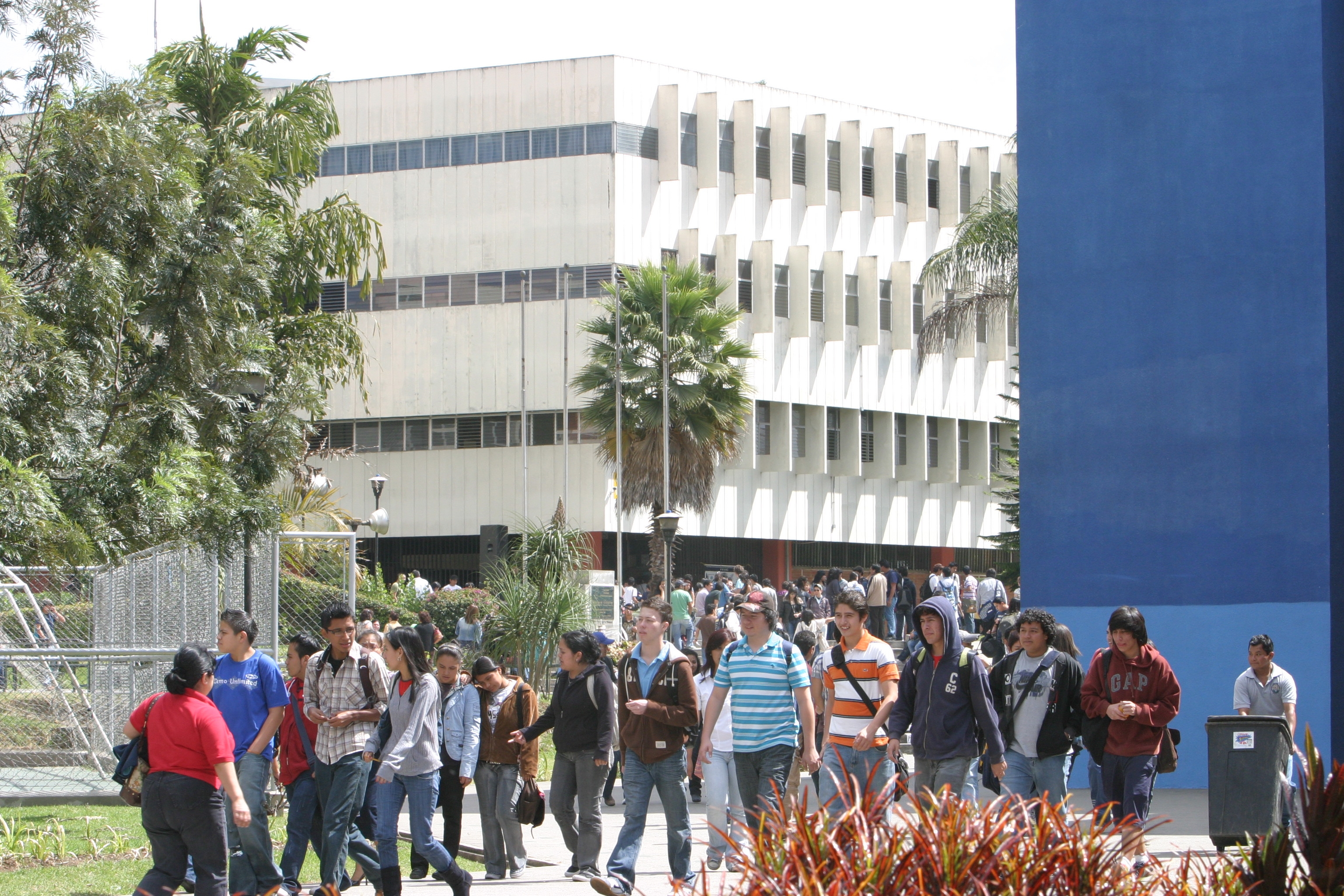 Regresar a clases presenciales en el CUM plantea retos como el hacinamiento y rezago educativo. (Foto Prensa Libre: Hemeroteca PL)
