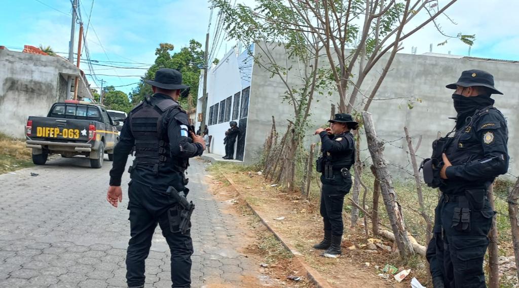 La PNC busca a Luis Mario Morales Heredia, el Canche, luego de un video viralizado en el que amenaza con arma de fuego a agentes policiales. (Foto Prensa Libre: Cortesía)