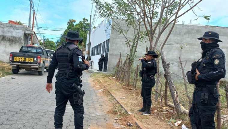 La PNC busca a Luis Mario Morales Heredia, el Canche, luego de un video viralizado en el que amenaza con arma de fuego a agentes policiales. (Foto Prensa Libre: Cortesía)