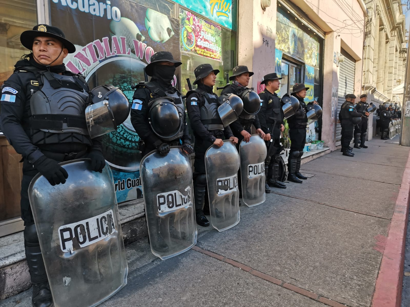 El Congreso de la República y sus alrededores son resguardados por la PNC este sábado 14 de enero por la sesión solemne en la que tomará posesión la Junta Directiva 2023 – 2024. (Foto Prensa Libre: Érick Ávila)