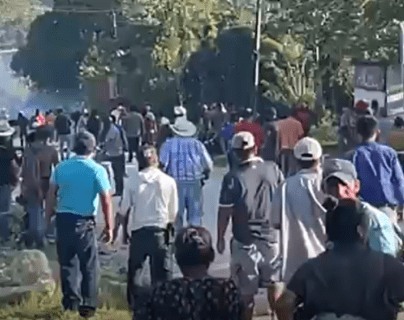 Enfrentamientos entre autoridades y manifestantes continúan en Sayaxché, Petén, donde se reportan heridos