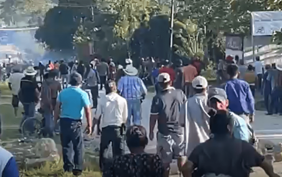 Enfrentamientos entre autoridades y manifestantes continúan en Sayaxché, Petén, donde se reportan heridos