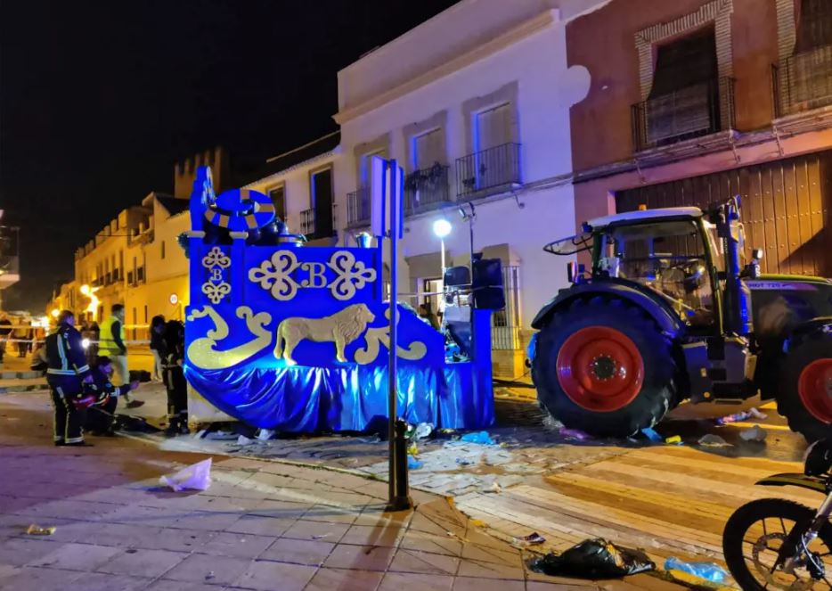 Una mujer murió y varias personas resultaron heridas en Sevilla, Espala, en una celebración por el Día de los Reyes Magos. (Foto Prensa Libre: Fermín Cabanillas / EFE)