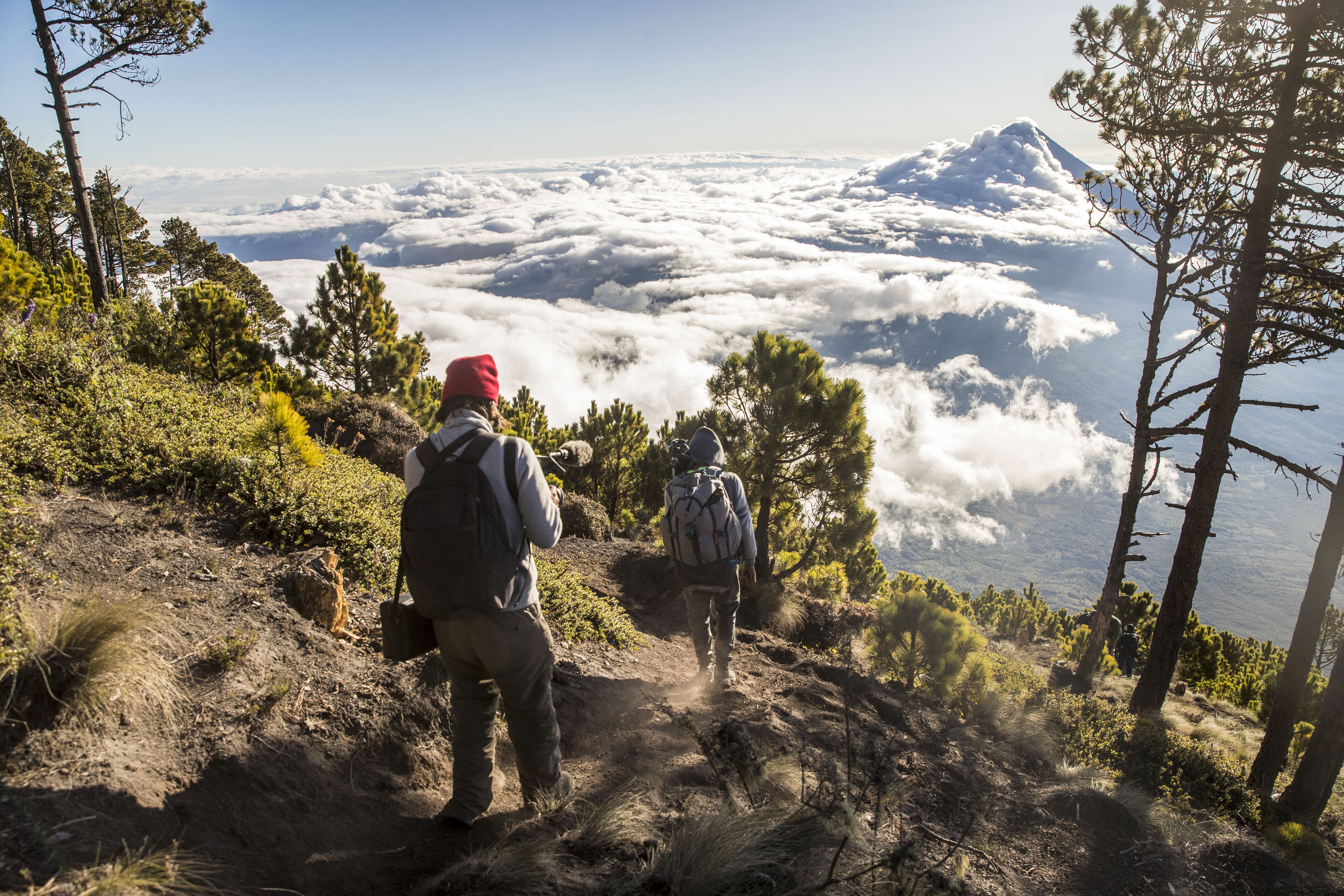 Cada año, miles de turistas nacionales y extranjeros ascienden el volcán Acatenango, de más de tres mil 900 metros de altura. (Foto Prensa Libre: EFE)