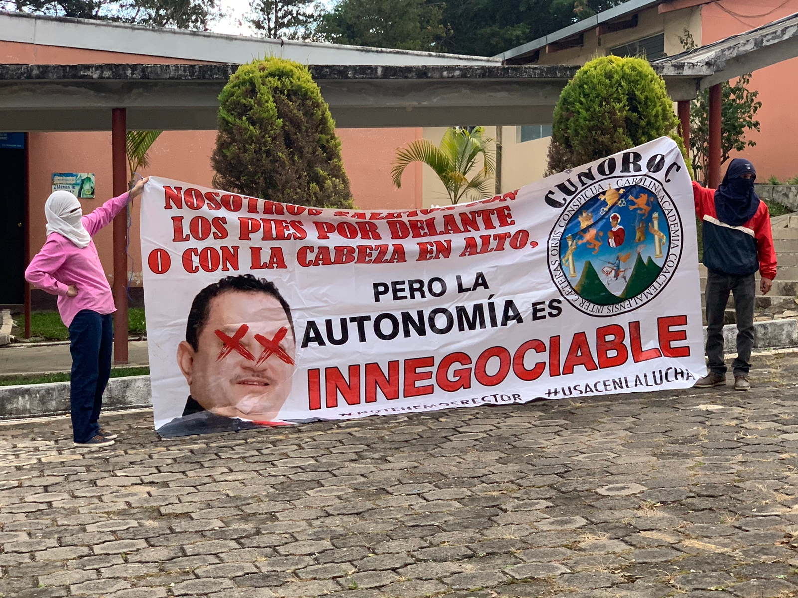 La extensión de la USAC en Huehuetenango es la primera en dar marcha atrás a la ocupación que el movimiento estudiantil inició en rechazo a la elección de rector. (Foto Prensa Libre: Miguel Castillo)