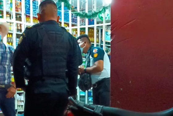 Socorristas fueron requeridos a una tienda en Palín, Escuintla, donde un guardia de seguridad murió a balazos. (Foto Prensa Libre: Bomberos Voluntarios)