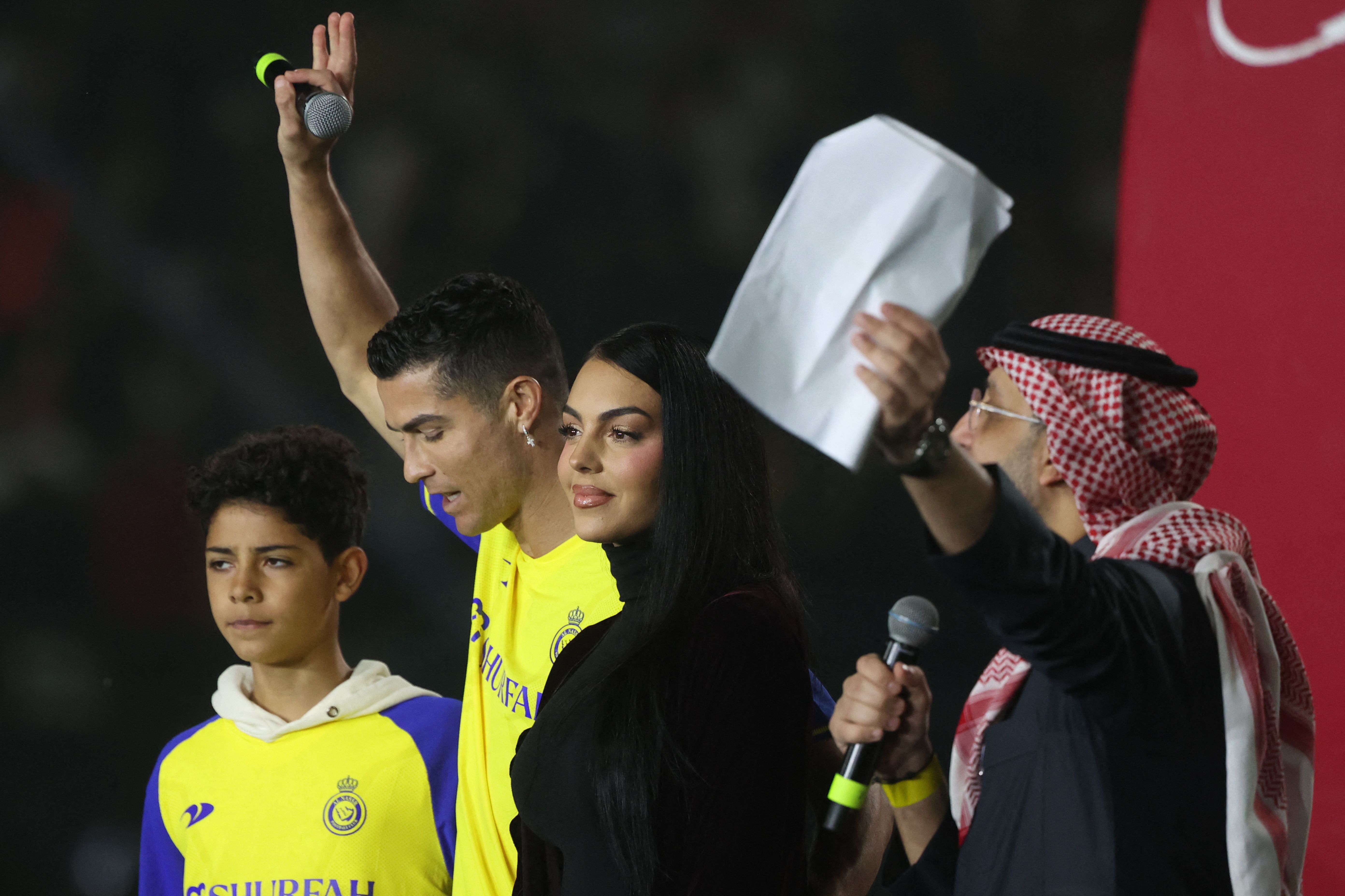 Georgina Rodríguez acompañó a Cristiano Ronaldo durante su presentación con el Al Nassr. (Foto Prensa Libre: AFP)