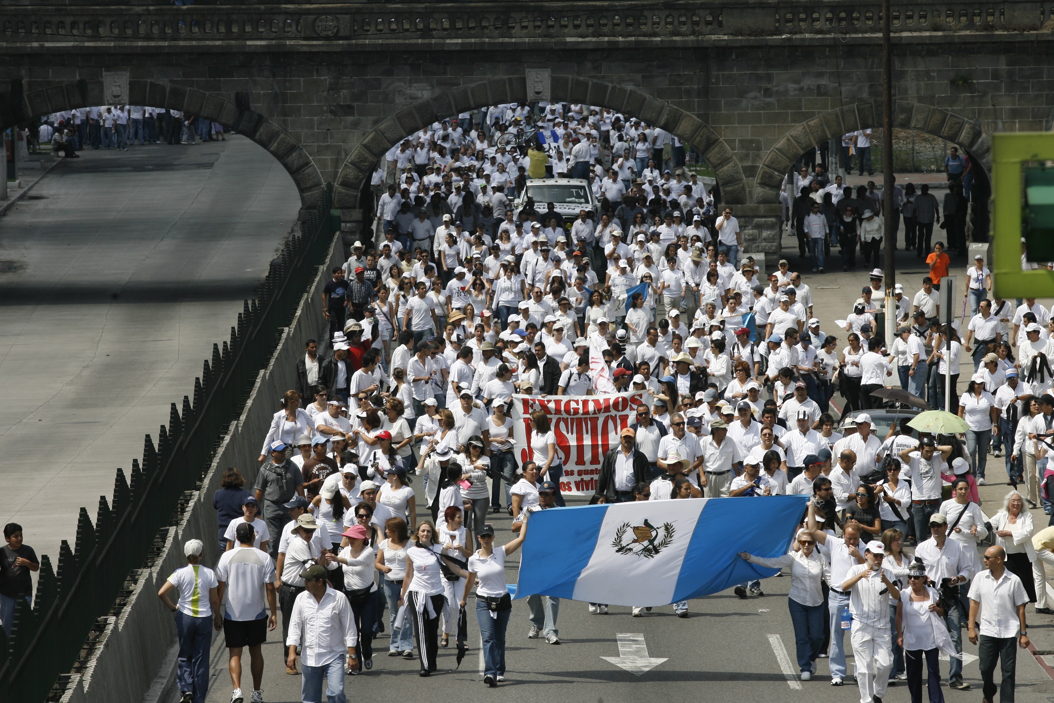 Una protesta de "camisas blancas" en contra de Álvaro Colom por el caso Rosenberg. (Foto Prensa Libre: Hemeroteca PL)