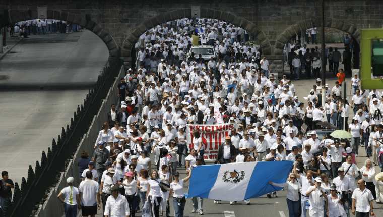 Una protesta de "camisas blancas" en contra de Álvaro Colom por el caso Rosenberg. (Foto Prensa Libre: Hemeroteca PL)