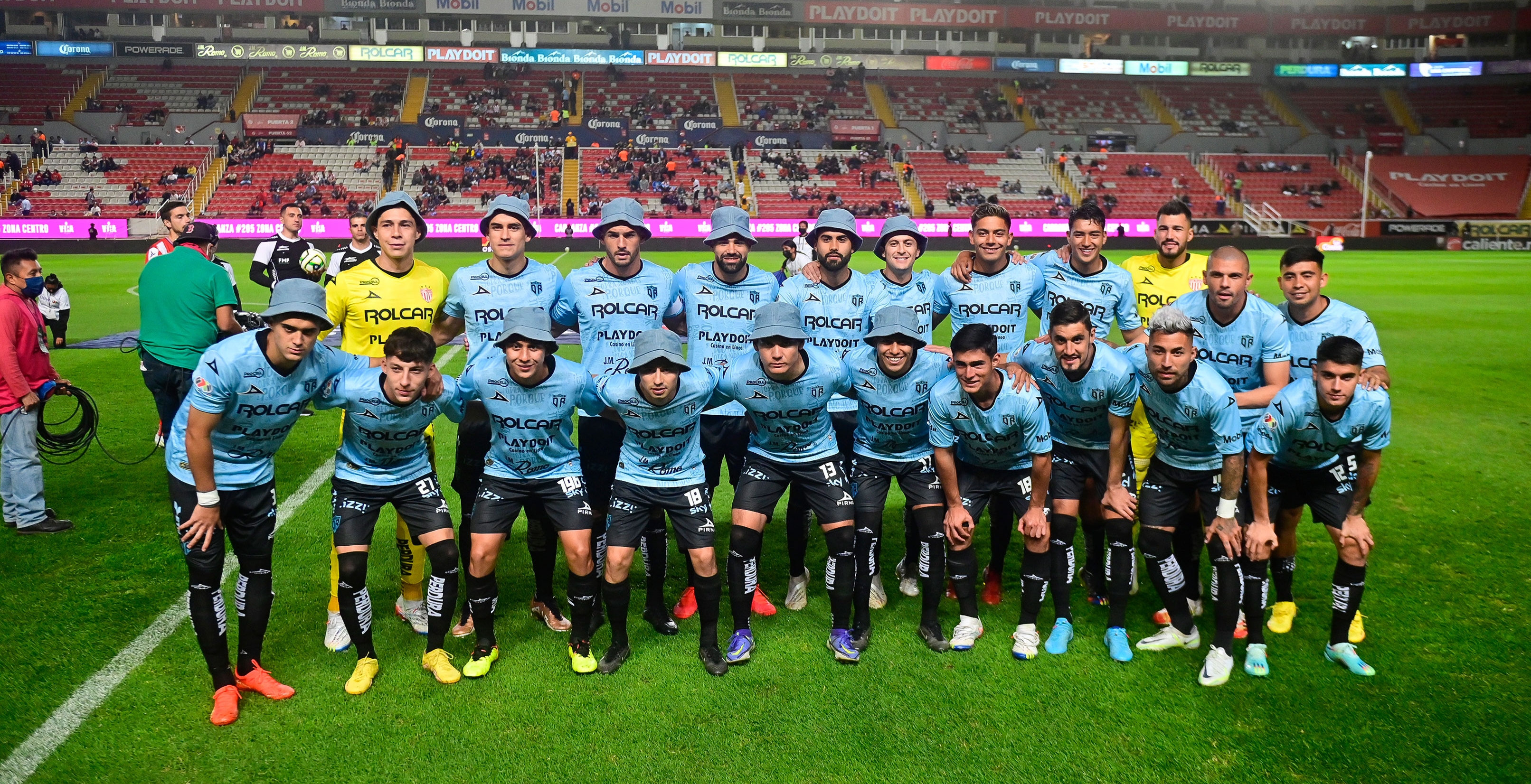 El Club Necaxa del México homenajeó a Don Ramón, personaje de la popular serie El Chavo del 8. Foto Prensa Libre (@LigaBBVAMX)