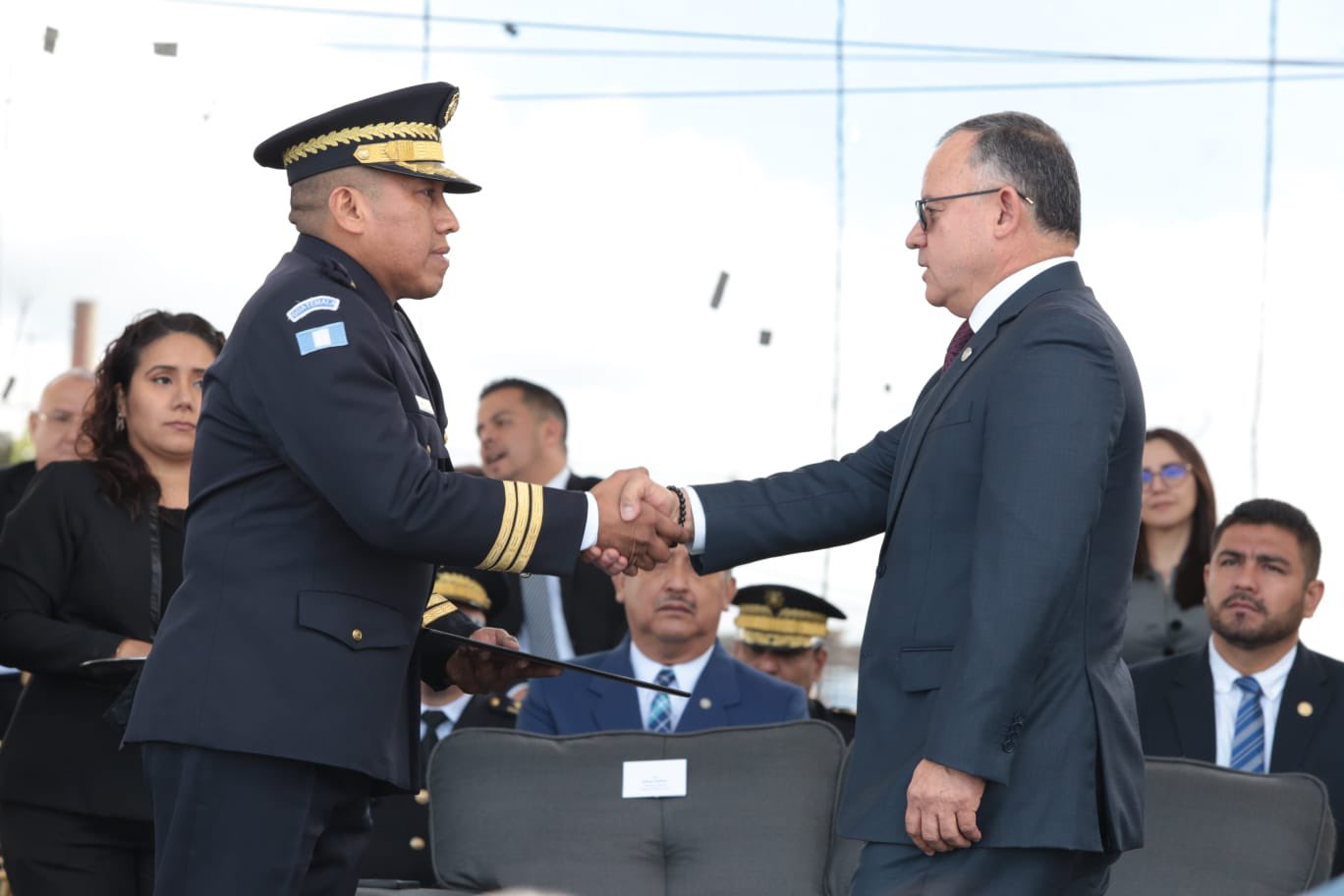 Edwin Ardiano López fue nombrado nuevo director de la PNC de Guatemala. En la fotografía aparece junto al ministro de Gobernación, Napoleón Barrientos. (Foto Prensa Libre: Tomada de @mingobguate)