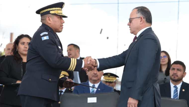Edwin Ardiano López fue nombrado nuevo director de la PNC de Guatemala. En la fotografía aparece junto al ministro de Gobernación, Napoleón Barrientos. (Foto Prensa Libre: Tomada de @mingobguate)