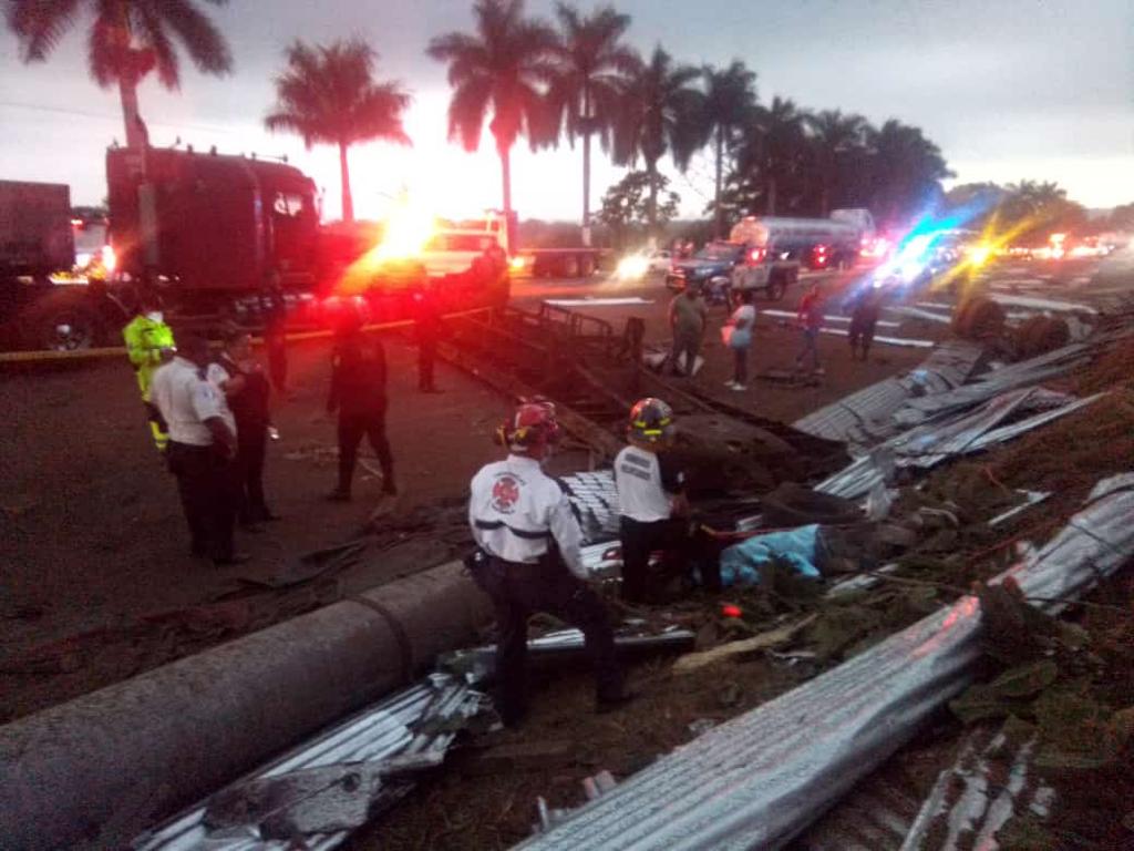 Un accidente de tránsito en el km 54 de la autopista Palín-Escuintla dejó un muerto y varios heridos. (Foto Prensa Libre: CVB)