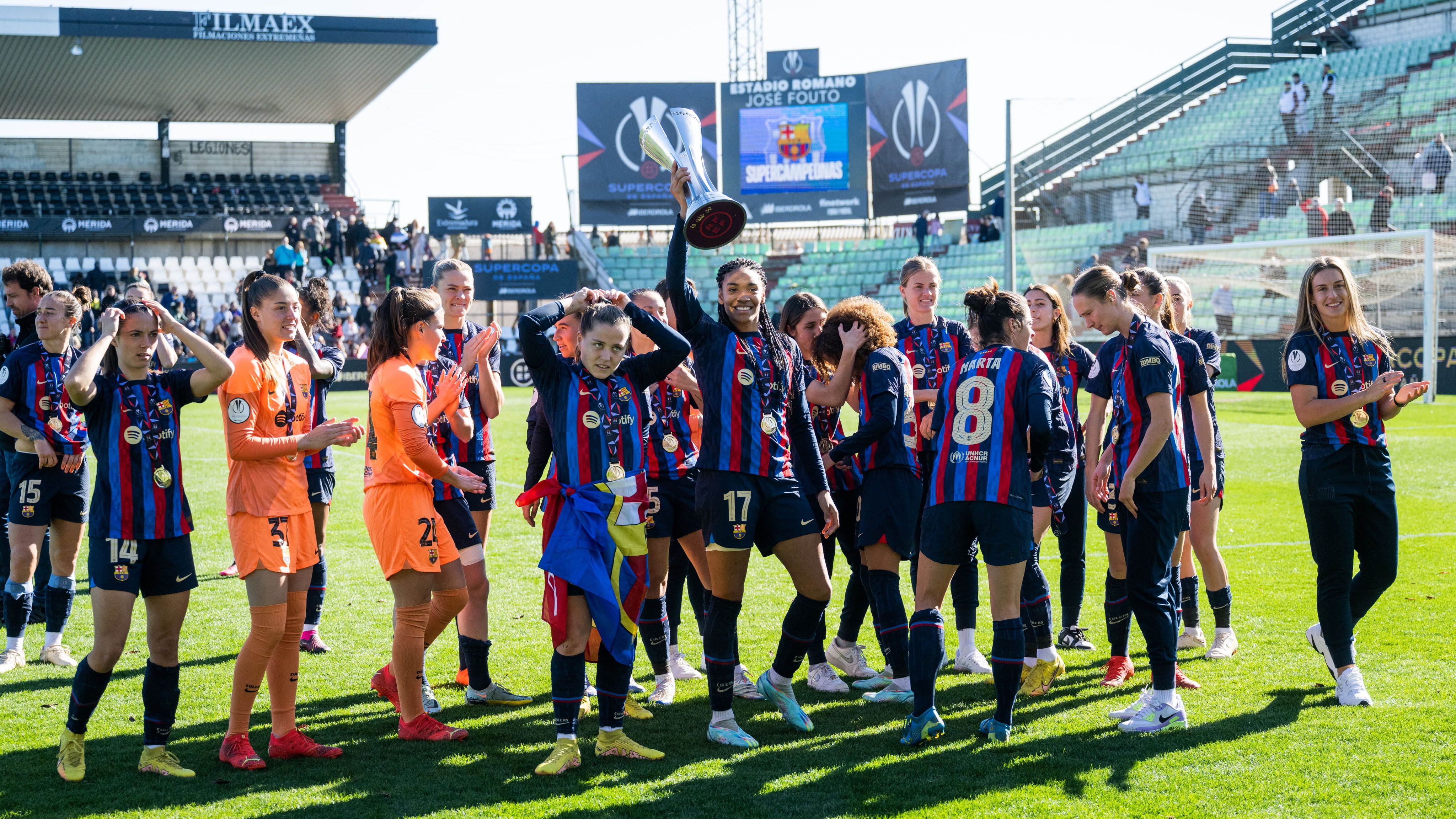 Las futbolistas lucieron contentas a pesar de la manera en la que se llevó la premiación. (Foto Prensa Libre: Barcelona Demení)