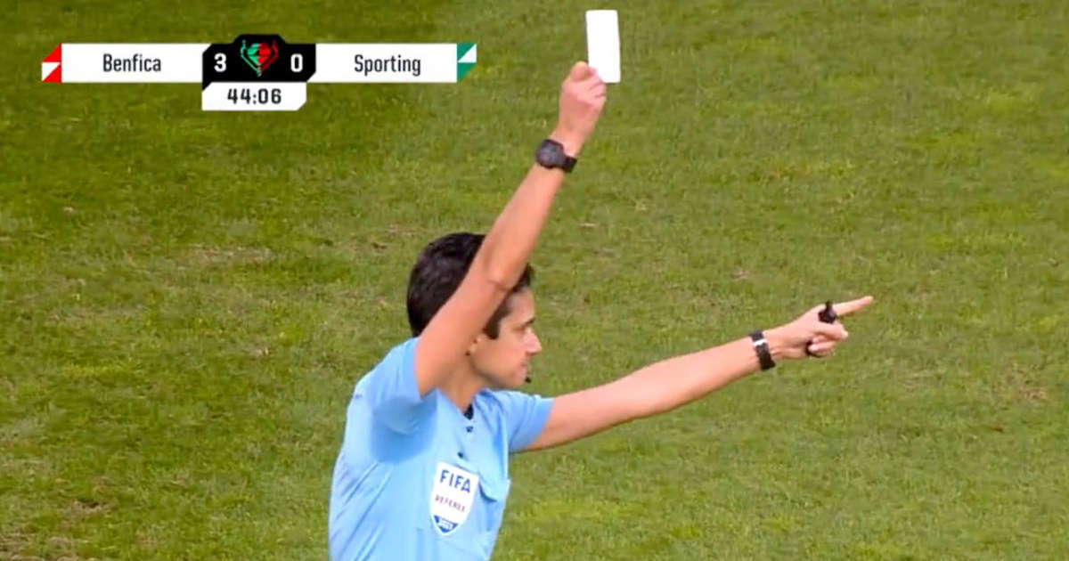 Catarina Campos se convirtió en la primera árbitro en mostrar la tarjeta blanca en el futbol. (Foto Prensa Libre: Captura)